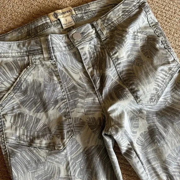 Democracy Flex-ellent Palm Leaf Button Cuff Crop 4-Pocket Stretchy Casual Jeans