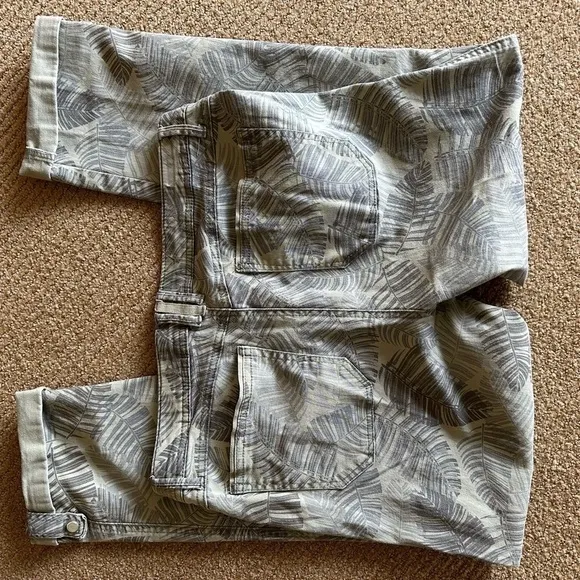 Democracy Flex-ellent Palm Leaf Button Cuff Crop 4-Pocket Stretchy Casual Jeans