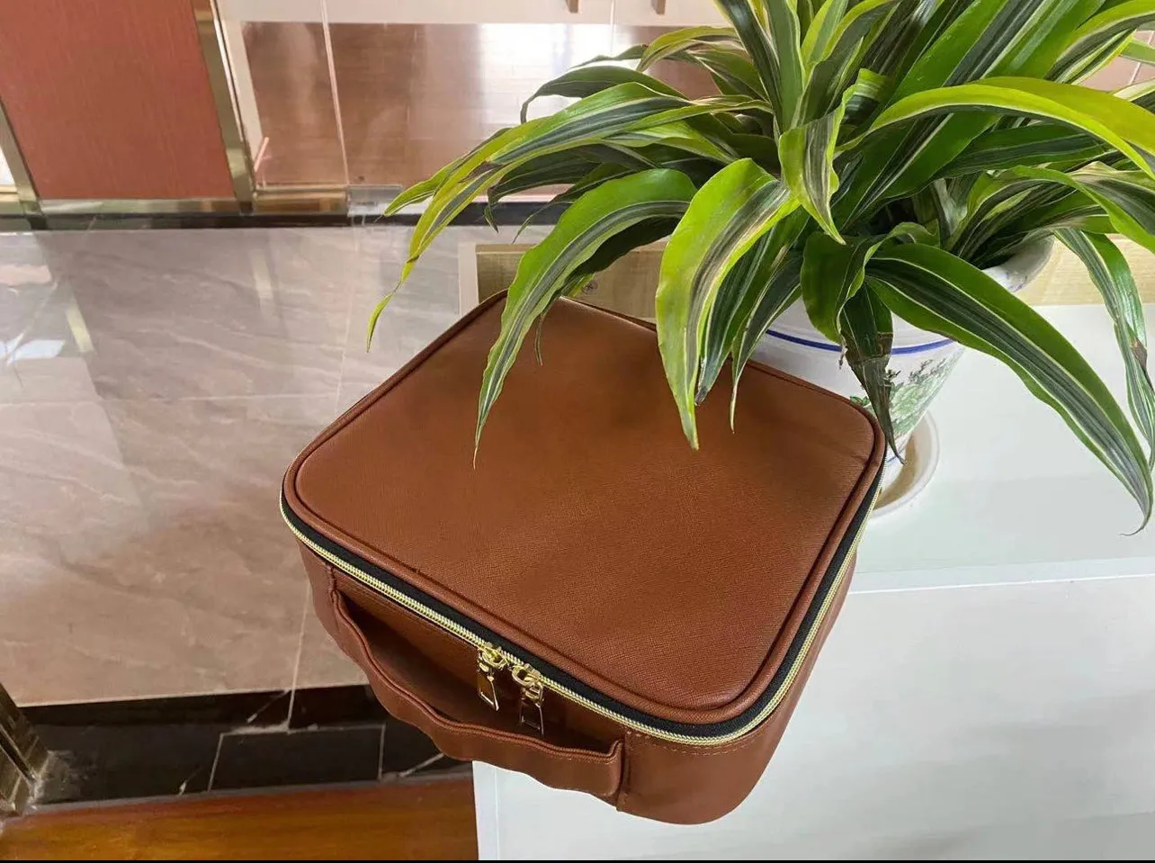 GLAMOUR MAKEUP TOTE