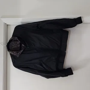 Lululemon Bombs Away Jacket in Black/Summer Shade Medium Olive Dark Olive EUC