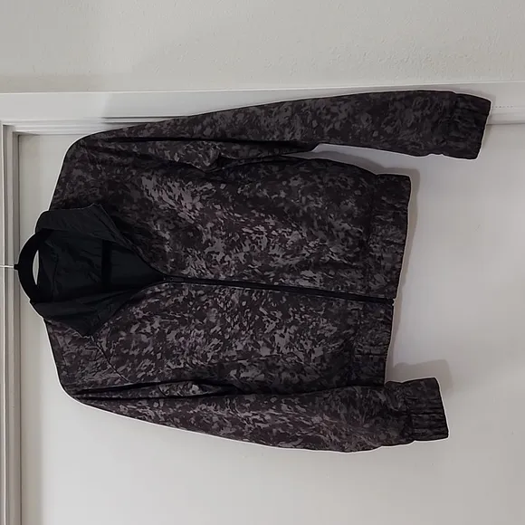 Lululemon Bombs Away Jacket in Black/Summer Shade Medium Olive Dark Olive EUC