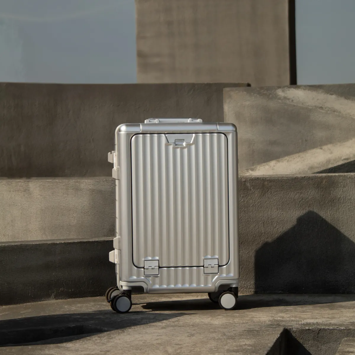 PRIME USB CHARGER SUITCASE | SILVER
